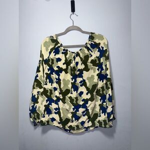 Rungolee women’s Long Sleeve Cinch wrist side button Blouse in Camo Green XS EUC